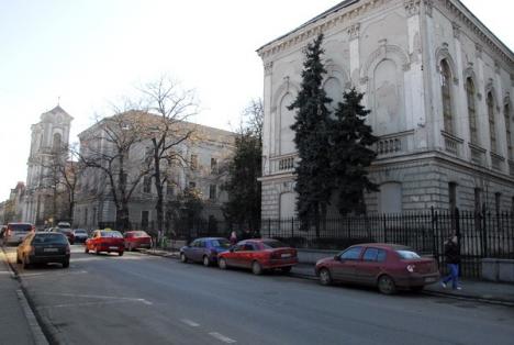 Oamenii lui Tokes protestează "silenţios" pentru restituirea mai multor imobile din Oradea 